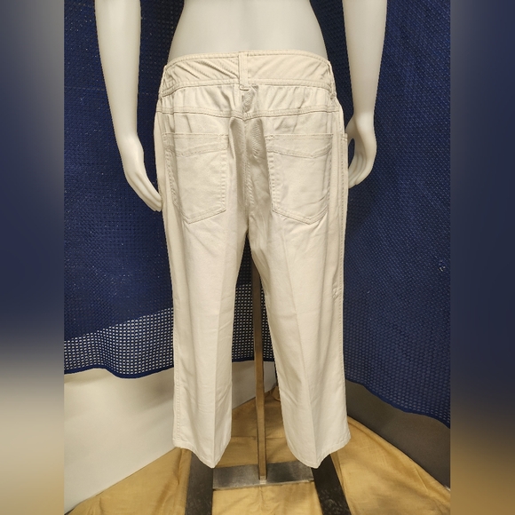 Liz Claiborne - White Capris - Size 8 - Picture 2 of 4